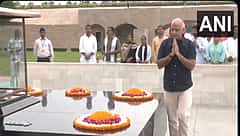 ನವದೆಹಲಿ: ರಾಜ್ಘಾಟ್ ಗೆ ತೆರಳಿ ಮಹಾತ್ಮ ಗಾಂಧಿ ಸ್ಮಾರಕಕ್ಕೆ ಗೌರವ ನಮನ ಸಲ್ಲಿಸಿದ ಸಿಸೋಡಿಯಾ